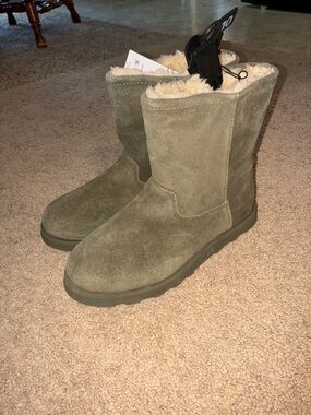 Women’s Suede Shearling-Lined Winter Boots in Olive